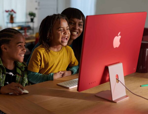Apple iMac 24-inch M1 8C/8C 8GB RAM 512GB-International Version with Freebies worth AED1000